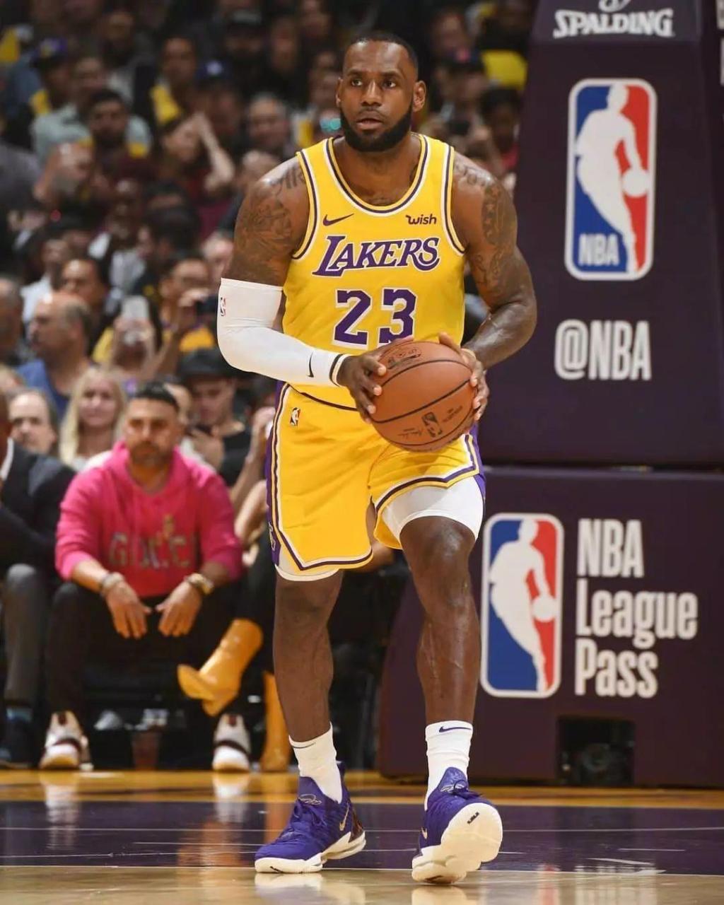 出第一脚处 出第一脚处